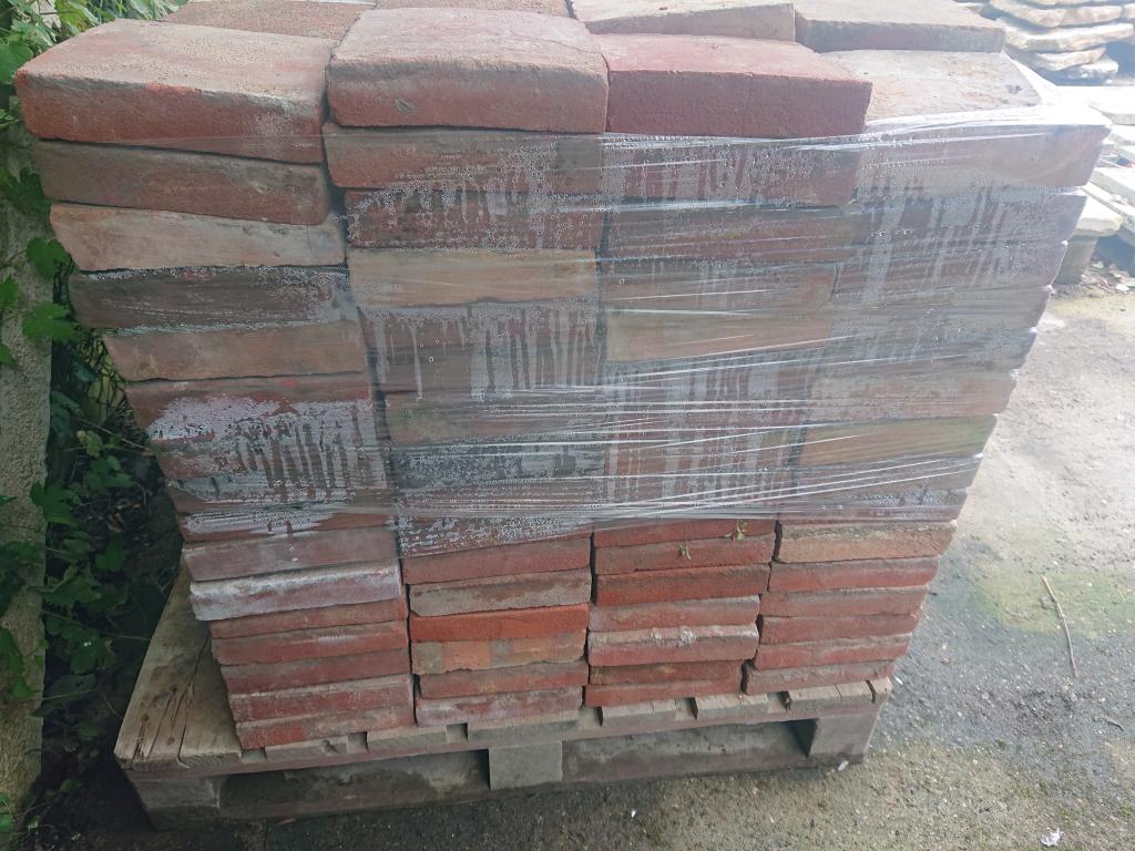 <p>Terracotta floor tiles 21 cm x 21 cm</p><p>300 in stock